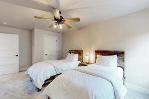 Iron/ironing board, WiFi, bed sheets - Two Modern Northwoods Townhome near lakes, trails & town-perfect for adventures! (Eagle River)