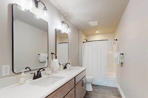 Shower, towels - Modern Northwoods Townhouse near lakes, trails & town‚ perfect for adventures! (Eagle River)