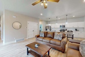 TV, fireplace, offices - Modern Northwoods Townhouse near lakes, trails & town‚ perfect for adventures! (Eagle River)