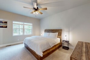 Iron/ironing board, WiFi, bed sheets - Modern Northwoods Townhouse near lakes, trails & town‚ perfect for adventures! (Eagle River)