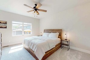 Tabla de planchar con plancha, wifi y ropa de cama 