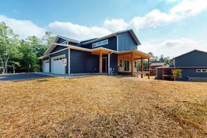 Exterior - Modern Northwoods Townhouse near lakes, trails & town‚Äîperfect for adventures! (Eagle River)