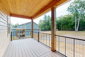 Property grounds - Modern Northwoods Townhouse near lakes, trails & town‚Äîperfect for adventures! (Eagle River)