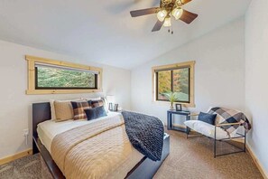 Travel cot, WiFi, bed sheets - Lakefront home with yard, private dock, deck, firepit, & washer/dryer (Eagle River)