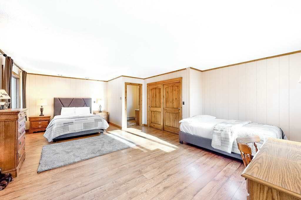 Een bureau, wifi, beddengoed