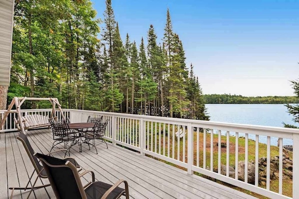 Outdoor dining - Spacious lakefront home with pier views, canoe, and fire pit - family-friendly (Land O'Lakes)