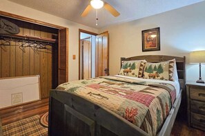 Iron/ironing board, WiFi, bed sheets - Waterfront home between 2 lakes w/ heated porch, dock & kayaks (Manitowish Waters)