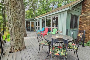 Outdoor dining - Waterfront home between 2 lakes w/ heated porch, dock & kayaks (Manitowish Waters)