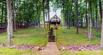 Year-round Northwoods retreat on quiet lake near Minocqua