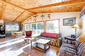 TV, DVD player, stereo, offices - Beautiful home on High Lake w/private pier, large deck & canoes (Land O'Lakes)