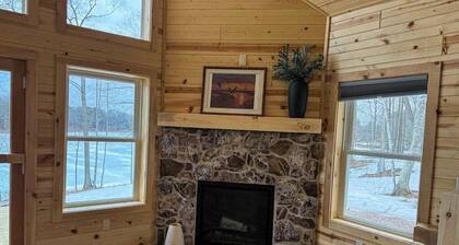 Lakefront Sunrise Lodge: fireplace, deck views, kayaks, pier & firepit