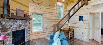 Lakefront Sunrise Lodge: fireplace, deck views, kayaks, pier & firepit