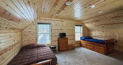 Lakefront Sunrise Lodge: fireplace, deck views, kayaks, pier & firepit