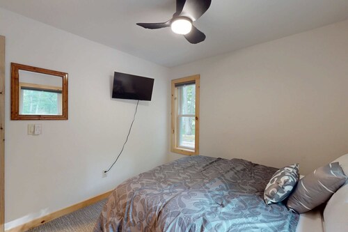 Lakefront Sunrise Lodge: fireplace, deck views, kayaks, pier & firepit