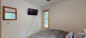Lakefront Sunrise Lodge: fireplace, deck views, kayaks, pier & firepit