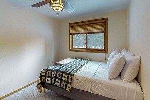 Iron/ironing board, WiFi, bed sheets - Charming Waterfront Home w/ Dock, Fire pit, WIFI, near Town & Trails (Eagle River)