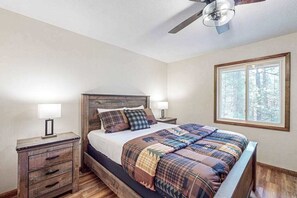 WiFi, bed sheets - Updated home near downtown Eagle River & beach with fireplace, grill, decks, W/D (Eagle River)