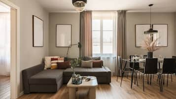 Apartamento família, vista para a cidade | Sala de estar | Smart TV