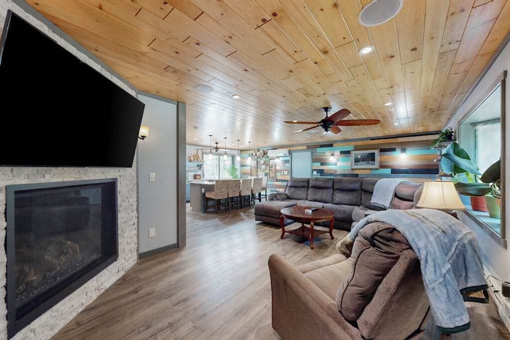 TV, fireplace