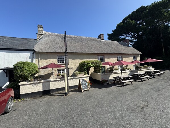 Outdoor dining - Church Cottage at The Drewe Arms Community Pub (Drewsteignton)
