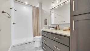 Hair dryer, towels, soap, shampoo - The Harbor Luxe - Downtown Egg Harbor Luxury Condo (Egg Harbor)