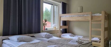 Familienzimmer | Schreibtisch, laptopgeeigneter Arbeitsplatz, schallisolierte Zimmer