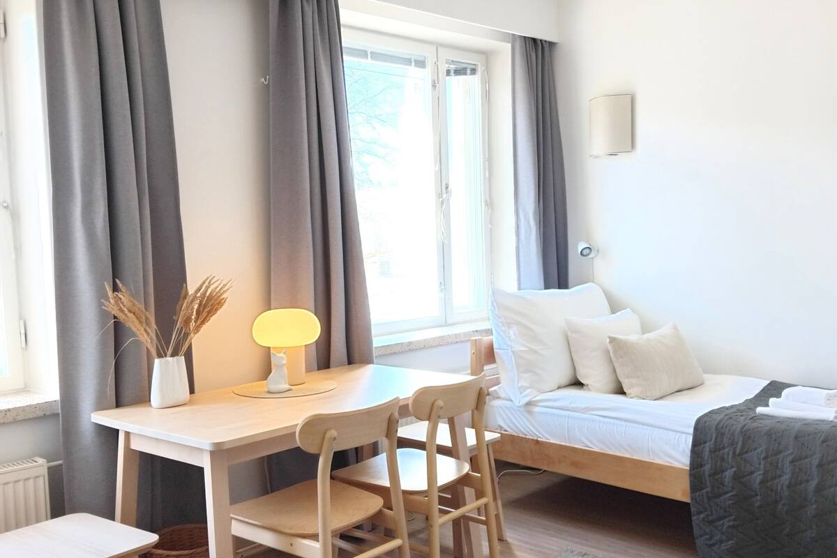 Una habitación con cama, escritorio y silla.