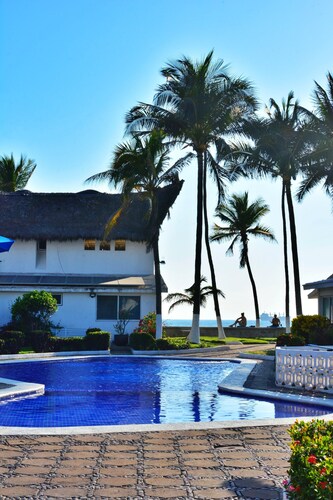 House by the beach, wake up to the sound of the sea and everything at your fingertips.