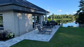 Outdoor dining - Holiday Home 'Haus Am See' with Lake View, Private Terrace and Wi-Fi (Stocksee)