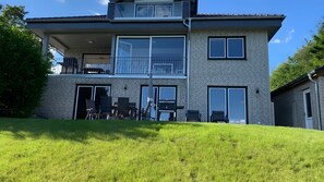 Exterior - Holiday Home 'Haus Am See' with Lake View, Private Terrace and Wi-Fi (Stocksee)