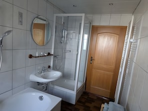 Dusche, Haartrockner, Handtücher