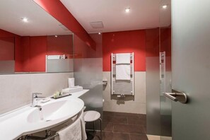 Chambre Double Classique, balcon, vue vallée | Salle de bain | Chaussons