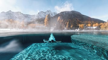 Innenpool, geöffnet von 07:00 Uhr bis 20:30 Uhr, Sonnenschirme