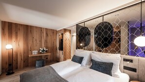 Ein modernes Schlafzimmer mit einer Holzwand, einem Bett mit weißer Bettwäsche und einem Nachttisch.