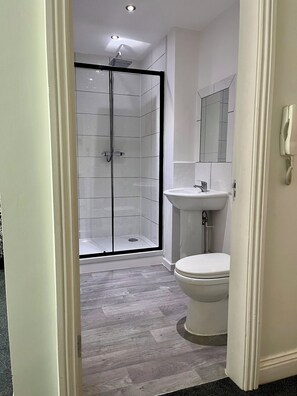 Bathroom - Ben’s Place, Chester
5 En-Suite Bedroom City Apartment (Chester)