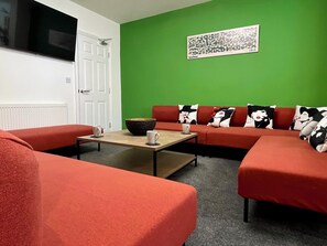 Living area - Ben’s Place, Chester
5 En-Suite Bedroom City Apartment (Chester)