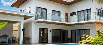 Modern pool villa in the city, perfect for families and groups