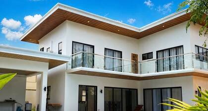 Modern pool villa in the city, perfect for families and groups
