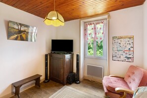 Fernseher, Tischtennisplatte