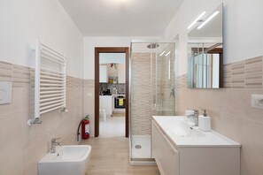 Douche, sèche-cheveux, serviettes fournies