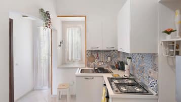 Réfrigérateur, four, plaque de cuisson, cafetière/bouilloire