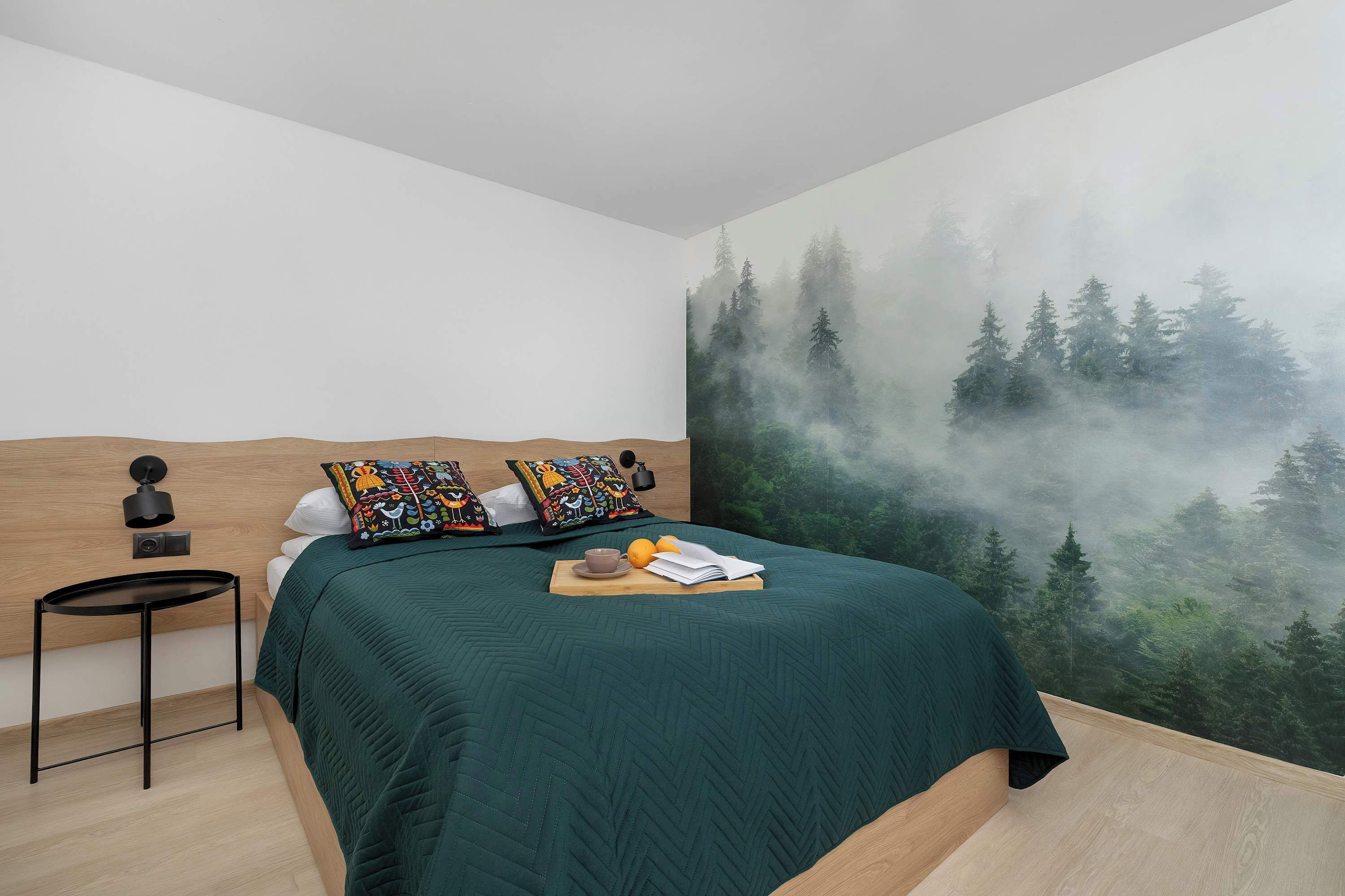 Tabla de planchar con plancha, cuna de viaje, wifi y ropa de cama 