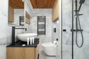 Shower, hair dryer, towels, shampoo - Spacious House | 5 Bedrooms, Garden, Terrace and Parking (Szczyrk)