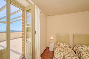 WiFi, bed sheets - Apartment 'Agriturismo Il Ghiaccio - Oleandro' with Sea View, Wi-Fi and Air Conditioning (Suvereto)