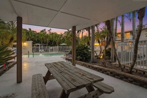 Outdoor dining - NEW LISTING Relax at Redwood, Close to Siesta Key Beach, Pool (Sarasota)