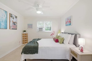 Iron/ironing board, WiFi, bed sheets - NEW LISTING Relax at Redwood II, Close to Siesta Key Beach, Pool (Sarasota)