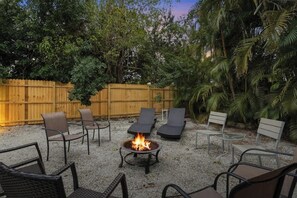 Property grounds - NEW LISTING Relax at Redwood II, Close to Siesta Key Beach, Pool (Sarasota)