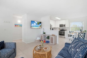TV, offices - NEW LISTING Relax at Redwood II, Close to Siesta Key Beach, Pool (Sarasota)