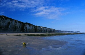 A beach with a cliff, a yellow object on the sand, and a clear sky. - Vvf Villages Veules Les Roses (Veules-les-Roses)