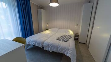 Une chambre à coucher avec un lit, un bureau et une chaise.